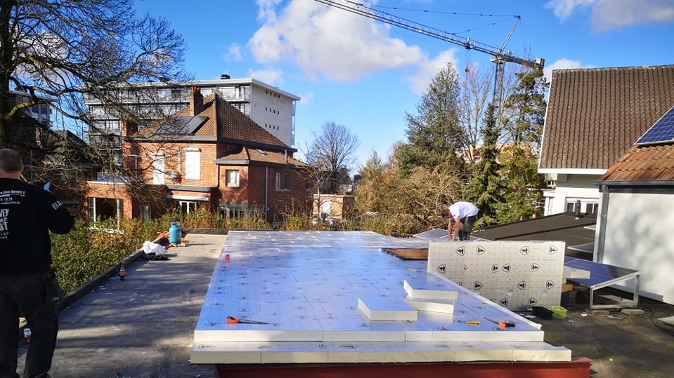 Plat dak isolatie plaatsen