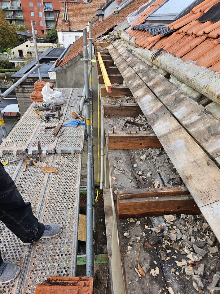 Afbreken van oude dakgoot