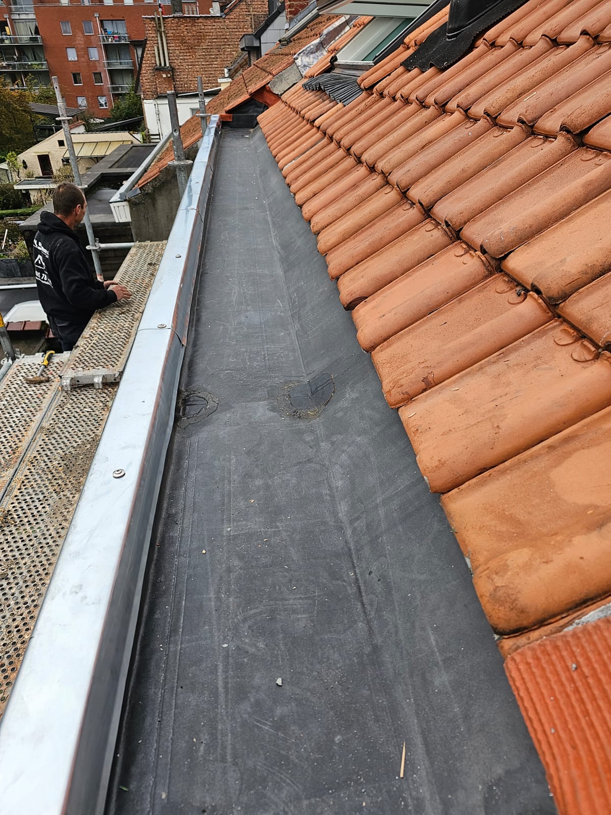 Plaatsen van epdm afwerking met zink