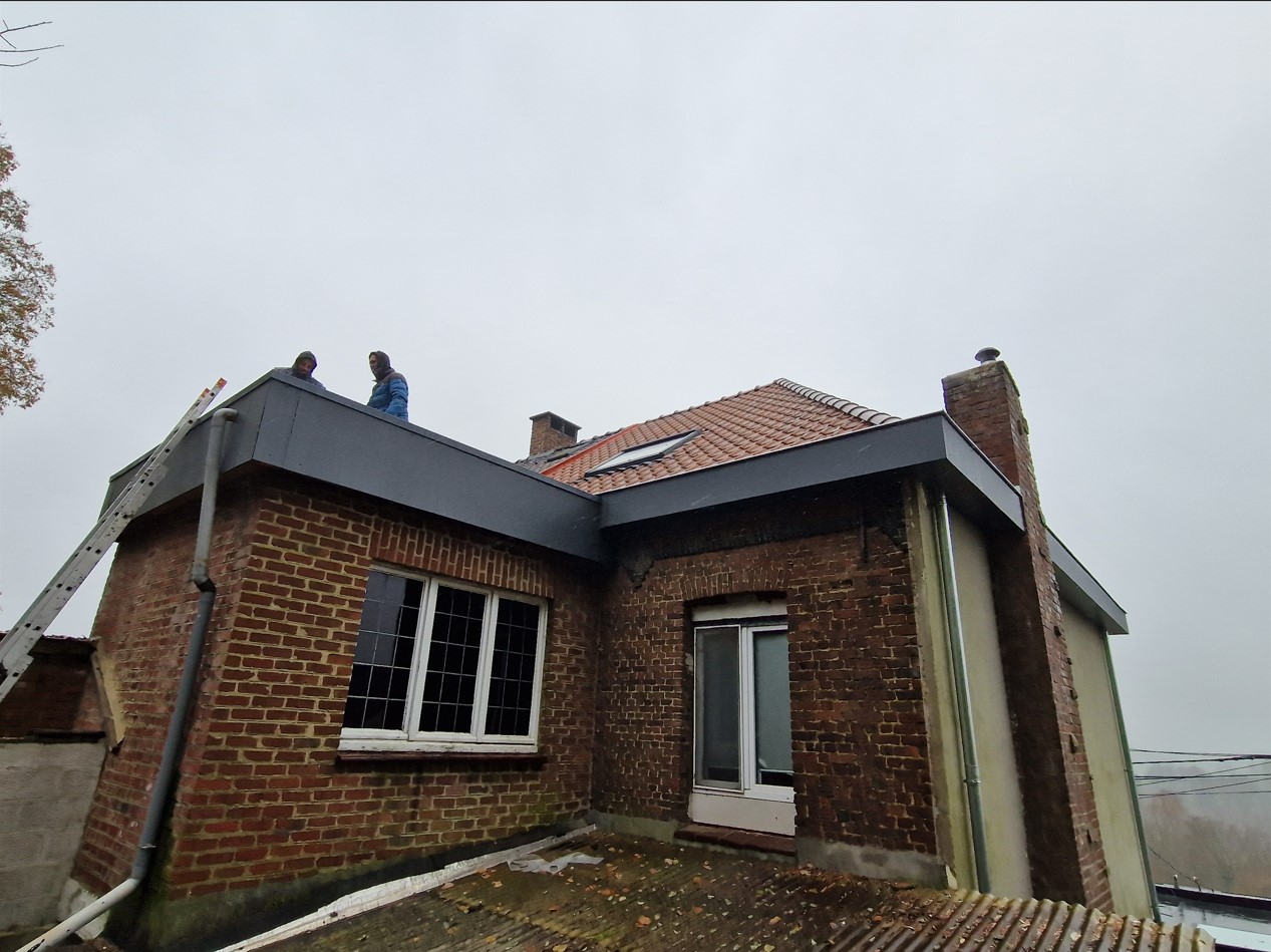 Dakgot bedekking van volkeren platen afwerking met zink