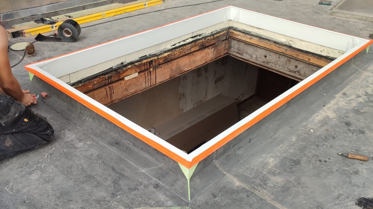 Plaatsen van nieuwe dakraam